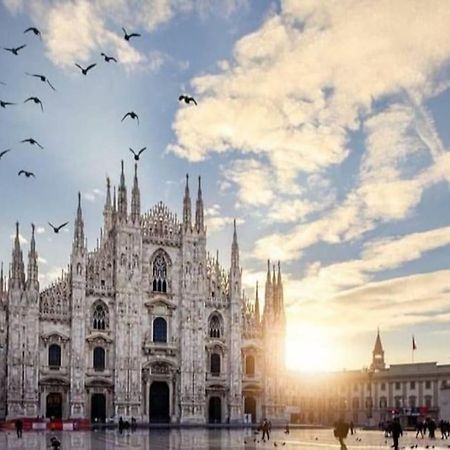 Ad Un Passo Dal Duomo Elegante Appartamento Wifi Milánó Kültér fotó